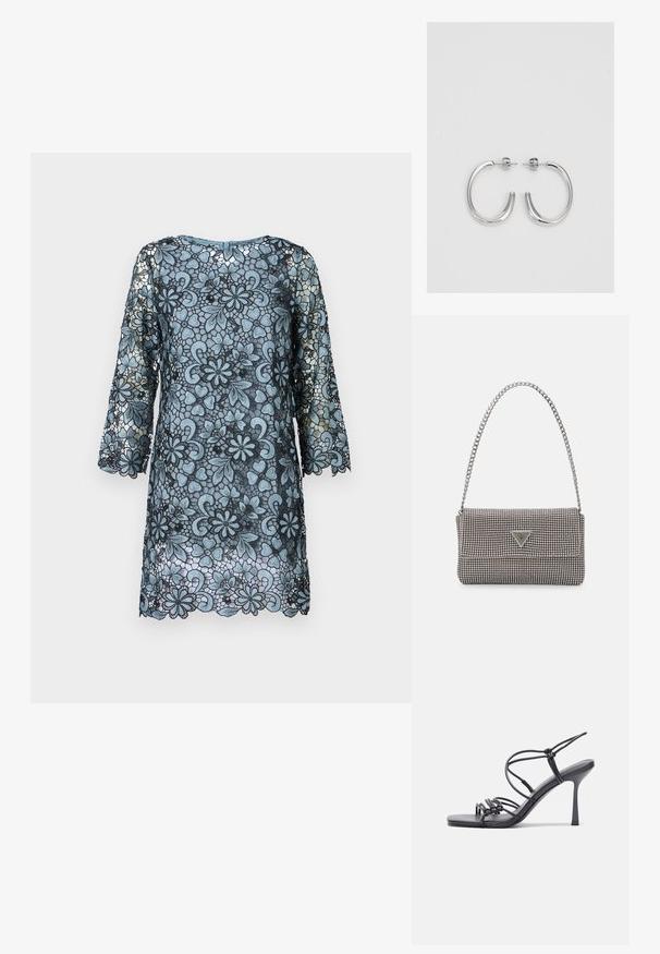 Blå spetsklänning med trekvartsärmar, blommönster, vågig fåll och rund halsringning. Genomskinligt tyg med texturkontrast.; Svarta högklackade sandaler har tunna remmar med en knuten design, en slät fyrkantig tå och en smal stilettklack.; Ljusgrå metallisk handväska med kedjestropp, prydd med små cirkulära metallnitar och en triangulär logotyp.; Silverfärgade hängande örhängen med en slät, blänkande yta. Rundad form, lätt design, med ett stift- och bakstängning.