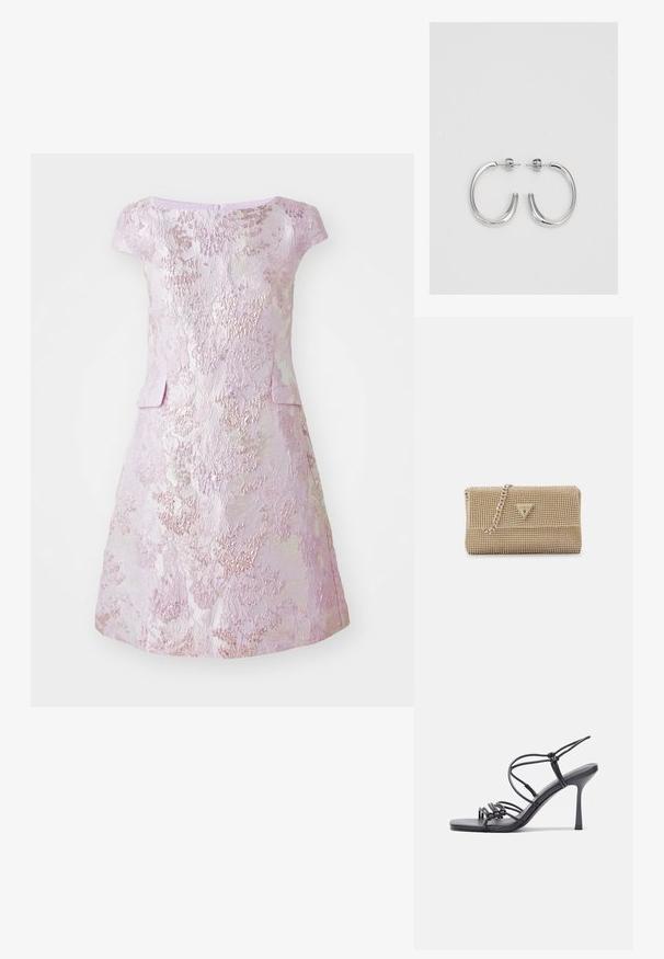 Marc Cain Rochie cocktail/Rochie petrecere - deep lavender; Sandale negre cu toc înalt au curele subțiri cu un design legat, un vârf pătrat neted și un toc stiletto elegant.; Geantă de aur cu o textură complicată din mărgele, accent cu logo triunghiular și o curea din lanț metalic. Formă rectangulară, design elegant.; Cercei rotunzi din argint cu un finisaj neted și strălucitor. Design ușor, având o formă rotundă și închidere cu tijă.