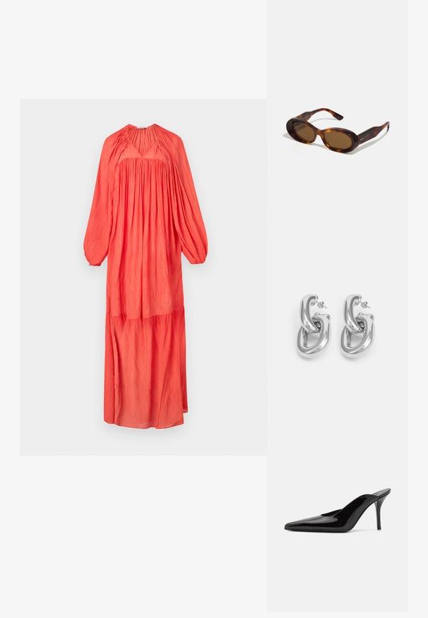 Dlhé korálové šaty s plisovanou textúrou, výstrihom do V a puffovými rukávmi, s vrstvovým lemom pre väčší objem.; Čierne lakované kožené muly na vysokom opätku s špicatou špičkou a elegantným siluetou, ktoré majú otvorenú zadnú časť a štíhly opätok typu stiletto.; Slniečkovo hnedé slnečné okuliare s ovalnými šošovkami, zlatými akcentmi na rámčekoch. Hrubé rámy s lesklým povrchom a hladkou textúrou.; Rabanne XL LINK DOUBLE HOOP EARRING - Náušnice - silver-coloured