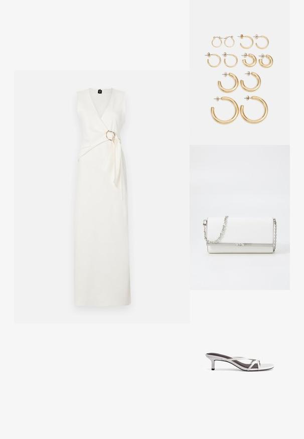 Biała sukienka bez rękawów z głębokim dekoltem w kształcie litery V, projekt owinięty, bocznym marszczeniem i złotym okrągłym akcentem w talii. Gładka faktura.; Srebrne sandały na obcasie z krzyżującymi się paskami, o gładkiej fakturze i spiczastym nosku. Obcas ma wysokość około dwóch cali.; MICHAEL Michael Kors - Torba na ramię; Zestaw złotych kolczyków w kształcie kół, oferujący różne rozmiary i wzory, w tym małe, średnie i duże style, z gładkimi metalicznymi wykończeniami.