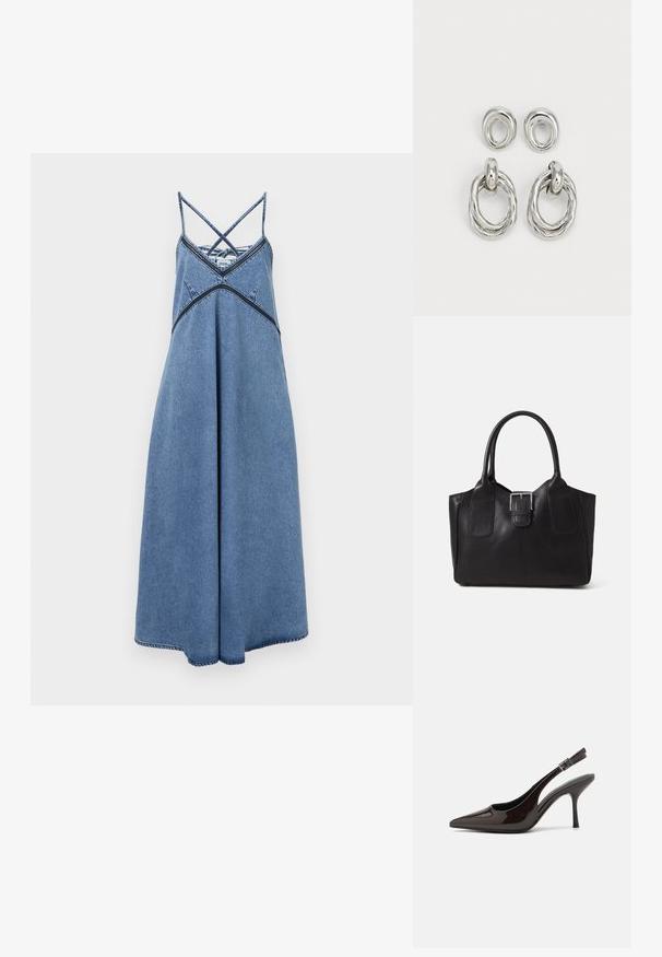 Denimkjole med løs passform, med justerbare kryssreimer, rund halsutringning og en hem som flares litt. Blå farge med sømdetaljer.; Slingback høyhælte sko i blankt mørkebrunt patentlær, spiss tå, åpne sider og justerbar ankelrem.; Svart skinn toteveske med jevn tekstur, strukturert form, to håndtak og en fremtredende sølvspenne foran.; Sølvfargede metaløredobber med to par design: en vridd sirkelformet ring og en glatt sirkelformet stud. Reflekterende overflate forbedrer elegansen.