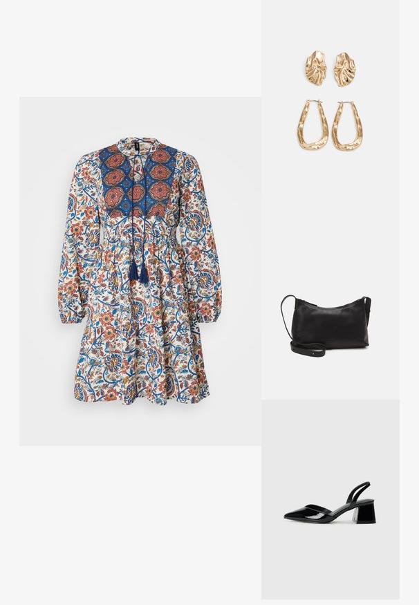 Vero Moda Petite VMSIS SHORT DRESS - Kjole - bright white/blue boho; Svarte patentlær slingback hæler med spiss tå og geometrisk blokk hæl. Har et stilrent, minimalistisk design og jevn tekstur.; Svart skinn skulderveske med glatt tekstur, buet form, justerbar stropp og glidelås. Minimalistisk design uten dekorasjoner.; Gullfargede øredobber med teksturerte, bølgete former. Inkluderer skulpturelle klipsstuds og åpen hoop-design med en hamret finish.