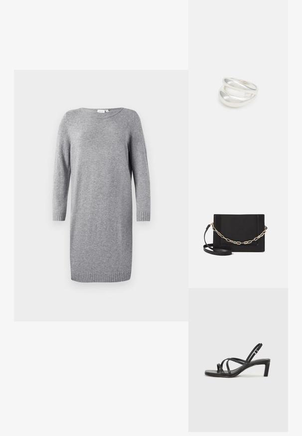 Pilka megztinė su apvaliu kaklu, ilgomis rankovėmis ir gumuotais rankogaliais. Minkšta tekstūra, iki kelių ilgio dizainas, minimalistiškas stilius.; Juodi šlepetės su kvadratiniu pirštu ir žemu bloku kulnu. Yra keli ploni dirželiai ir reguliuojamas kulkšnies diržas. Pagaminti iš lygios odos.; Juodas odinis per petį nešiojamas krepšys turi lygų paviršių, stačiakampio formą ir metalinę grandinėlę priekyje. Pridedama reguliuojama dirželis.; Sidabrinis dvigubas žiedas su lygiu, poliruotu paviršiumi. Pasižymi sklandžiu, kreiptu dizainu su persipinančiomis dalimis, suteikiančiomis modernų išvaizdą.