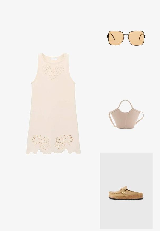 Crème mouwloze jurk met een bloemen uitsnijding bij de borst en een golvende zoom. Gemaakt van lichte stof met een gladde textuur.; Beige klompen met een brede band en gouden gesp, gemaakt van zacht materiaal, met een kurken middenzool en een gestructureerde zwarte rubberen zool.; Vierkante zonnebril met bruine lenzen en een dun zwart metalen frame. Beschikt over schuine pootjes en verstelbare neuspads voor comfort.; Beige leren handtas met een unieke vorm, voorzien van twee korte handvatten en een lange verstelbare schouderriem. Glad oppervlak met minimale hardware.