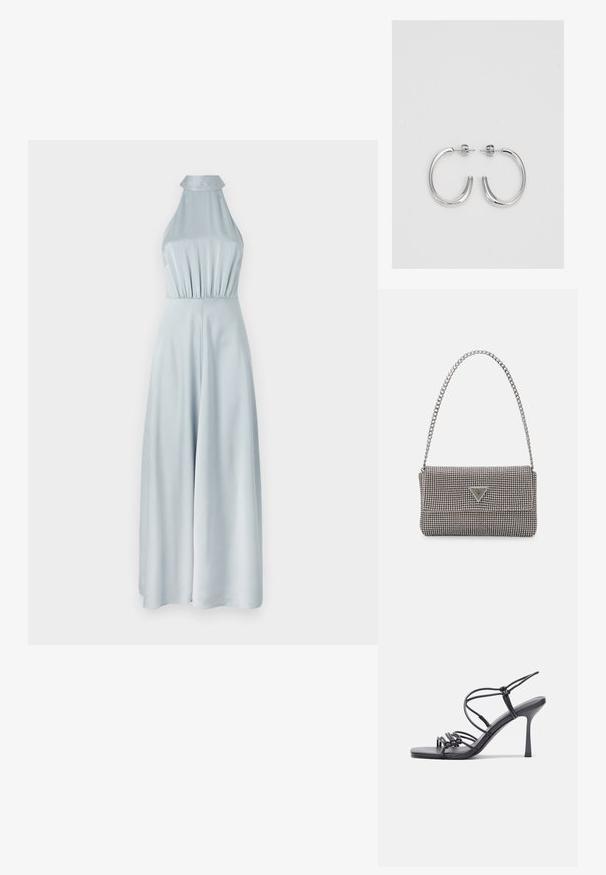 Šviesiai mėlynas halterio stiliaus šokinėjimo kostiumas, pagamintas iš lygaus audinio, turintis prigludusį liemenį ir plačius kelnes, suteikiančias sulygintą siluetą.; Juodos aukštakulnės sandalai pasižymi plonyčiais dirželiais su mazgo dizainu, lygiu kvadratiniu pirštu ir elegantišku stiletto kulnu.; Šviesiai pilka metalinė rankinė su grandinėlės dirželiu, papuošta mažais apvaliais metaliniais smeigėmis ir trikampiu prekės ženklu.; Sidabrinės auskarai žiedai su lygiu, blizgiu paviršiumi. Suapvalinta forma, lengvas dizainas, su uždarymu ant smeigtuko.