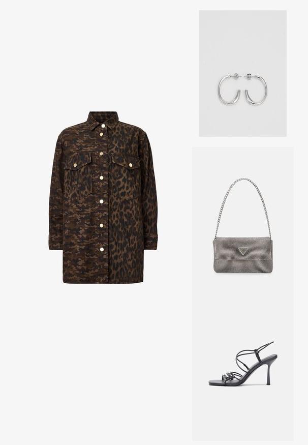 Srajca z gumbi, ki združuje dva tekstilna vzorca: na eni strani kamuflažni vzorček, na drugi strani leopardji vzorček. Rjavi toni z zlatimi okrasnimi elementi.; Črne visoke sandale na peto imajo tanke naramnice z vozlom, gladek kvadratni toe in eleganten stiletto peto.; Svetlo siva kovinska torbica z verižnim ročajem, okrašena z majhnimi okroglimi kovinskimi bleščicami in trikotnim logotipom blagovne znamke.; Srebrne obročaste uhane z gladko, sijočo površino. Zaobljena oblika, lahka zasnova, z zapiranjem na zatič.