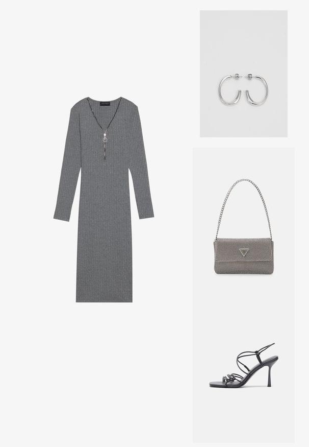 Sivá rebrovaná dlhá šaty s hlbokým výstrihom do V a strieborným zipsom s kruhovým ťahadlom v priliehavom siluete.; Čierne sandále na vysokom podpätku majú tenké remienky s uzlovým dizajnom, hladký štvorcový špičku a elegantný stiletto podpätok.; Svetlošedá metalická kabelka s reťazovým popruhom, ozdobená malými kruhovými kovovými štítkami a trojuholníkovým logom značky.; Strieborné kruhové náušnice s hladkým a lesklým povrchom. Okrúhly tvar, ľahký dizajn, s uzáverom na kolík.