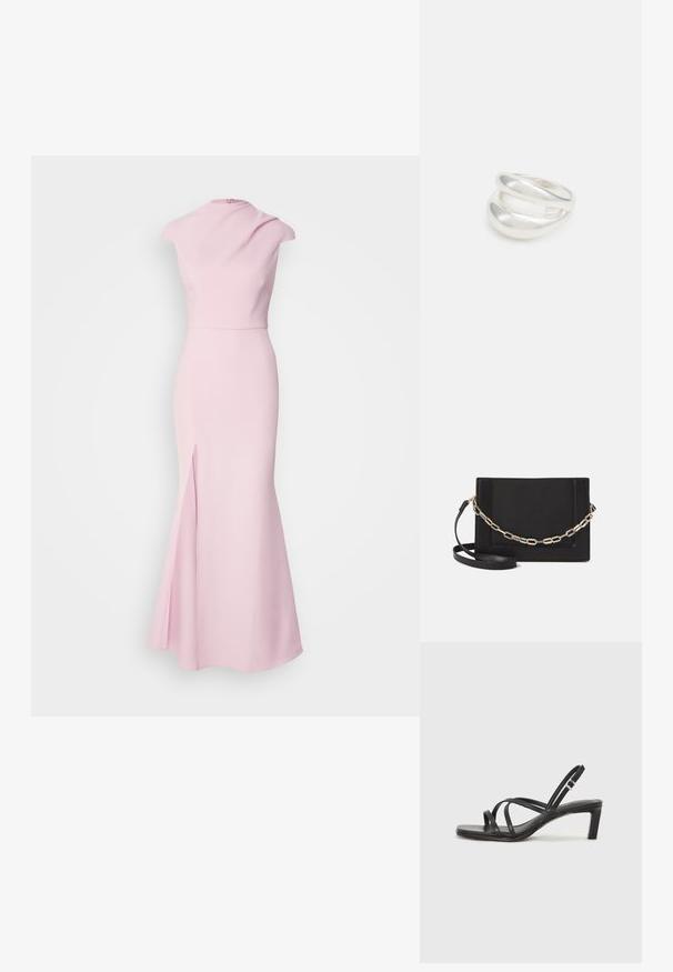 Roza brezrokavna obleka z visokim ovratnikom, prilegajočim trupom, razširjenim krilom in stranskim razporkom, izdelana iz gladke, raztegljive tkanine.; Črne natikače s trakovi in kvadratnim prstom ter nizkim blokastim peto. Imajo več tankih trakov in nastavljiv trak okoli gležnja. Narejene so iz gladkega usnja.; Črna usnjena torba čez ramo z gladko teksturo, pravokotno obliko in kovinskim verižnim detajlom spredaj. Vključena je nastavljiva naramnica.; Srebrn dvojni prstan z gladko, polirano površino. Ima tekoč, ukrivljen dizajn z prekrivajočimi se sekcijami za sodoben videz.