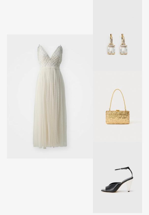 Needle & Thread HEART LATTICE BODICE CAMI ANKLE GOWN EXCLUSIVE - Galajurk - cream; Zwarte leren hoge hak sandaal met open teen, asymmetrisch ontwerp, enkelbandje en een metalen kegelvormige hak. Glad oppervlak over het geheel.; Gouden pailletten clutch in rechthoekige vorm, met een gedraaide kettinghandvat en een metalen sluiting, die het licht reflecteert met een gestructureerde afwerking.; Gouden oorbellen met een rechthoekige, heldere kristal die onder een rij kleine, ronde heldere accenten hangt. Strak, modern ontwerp.