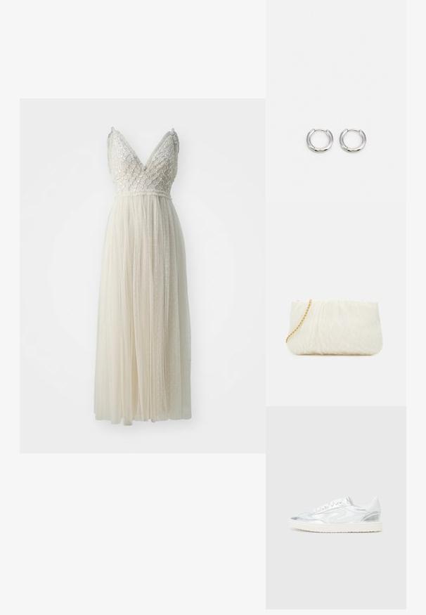 Needle & Thread HEART LATTICE BODICE CAMI ANKLE GOWN EXCLUSIVE - Galajurk - cream; Witte sneakers met metallic zilveren accenten, gladde textuur, ronde neus, platte zool en traditionele vetersluiting.; Witte textuur clutch bag met een geplooide ontwerp, voorzien van een gouden kettingriem. Gladde afwerking met subtiele golven en afgeronde randen.; Zilveren creolen met een gepolijste afwerking, met een circulaire vorm en een scharniersluiting, die de slanke en minimalistische vormgeving benadrukken.