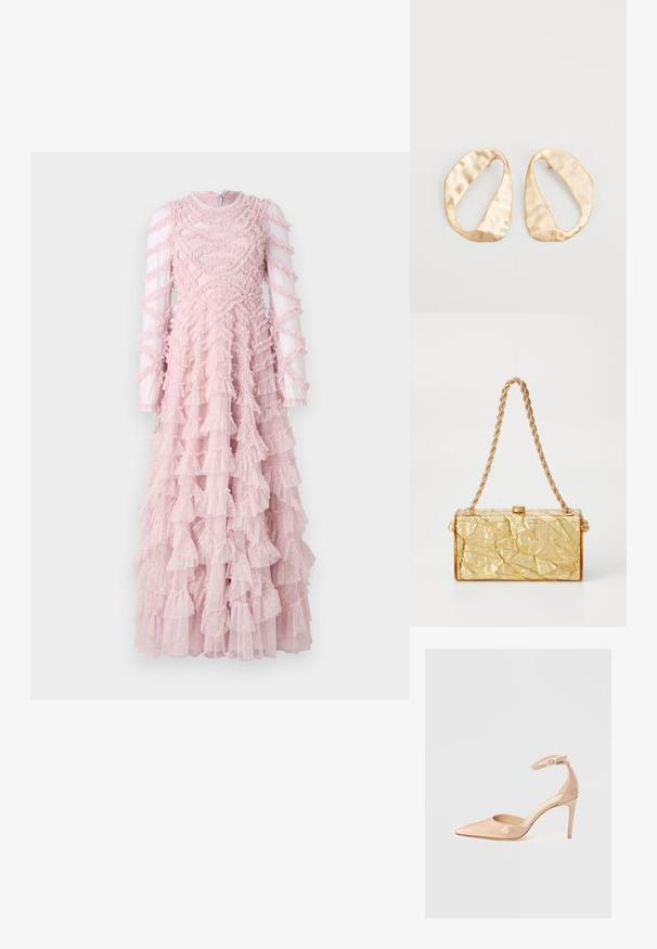 Lyserød kjole med volanger og lange, gennemsigtige ærmer, der har en tekstureret liv og lagdelte flæser på nederdelen, hvilket skaber et voluminøst udseende.; Nude patentlæder spidse tå sko med ankelrem og stilettohæl, der har en glat overflade og minimalistisk design.; Gul, krøllet taske med rektangulær form, udstyret med en kædestrop og en lås på toppen. Glat, skinnende overflade.; Et par uregelmæssige ovalformede øreringe i guldtonet metal med en tekstureret, let hamret overflade på en hvid baggrund.