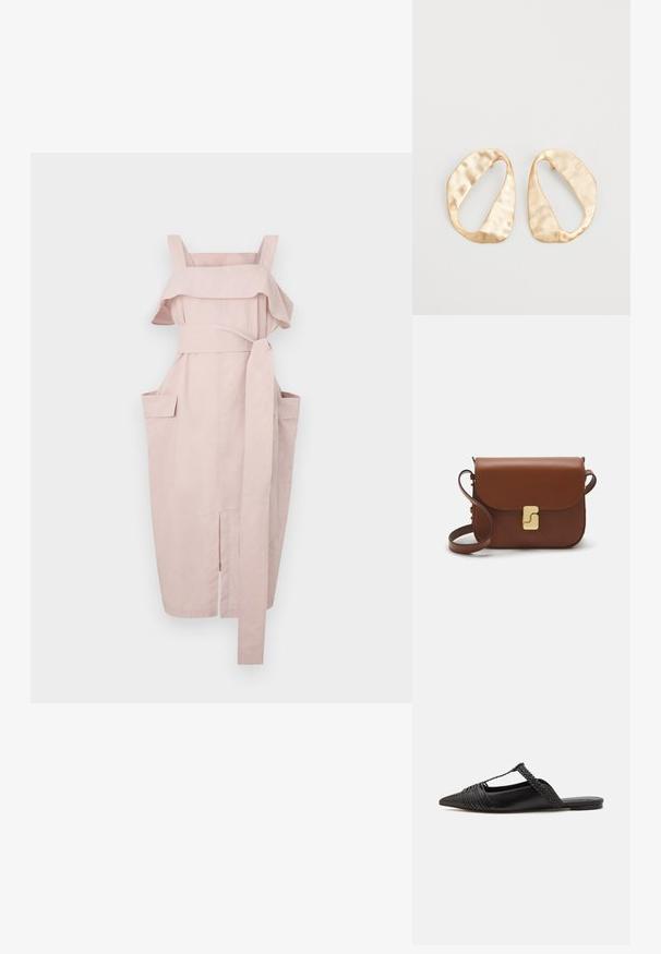 Světle růžové šaty s volánkovým výstřihem, širokými ramínky, páskem na uvázání a dvěma bočními kapsami. Mají rovný střih a rozparek na lemování.; Černé kožené slingback boty se špičatou špičkou, s tkaným akcentem a plisovaným designem svršku. Plochá podešev s minimálním kovovým zapínáním.; Hnědá kožená kabelka s klopou, zlatými kovovými detaily, ramenním popruhem a hladkým povrchem. Kompaktní obdélníkový tvar.; Pár nepravidelných oválných náušnic z kovu pozlaceného zlatem s texturovaným, mírně kladivkovým povrchem na bílém pozadí.