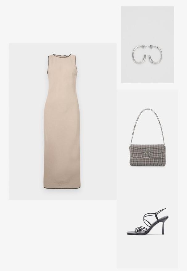 Rochie maxi bej fără mâneci, cu o textură netedă, având un decolteu rotund și o margine subtilă neagră la margini.; Sandale negre cu toc înalt au curele subțiri cu un design legat, un vârf pătrat neted și un toc stiletto elegant.; Geantă metalică gri deschis, cu un strap din lanț, decorată cu mici ținte circulare metalice și un logo de marcă triangular.; Cercei rotunzi din argint cu un finisaj neted și strălucitor. Design ușor, având o formă rotundă și închidere cu tijă.