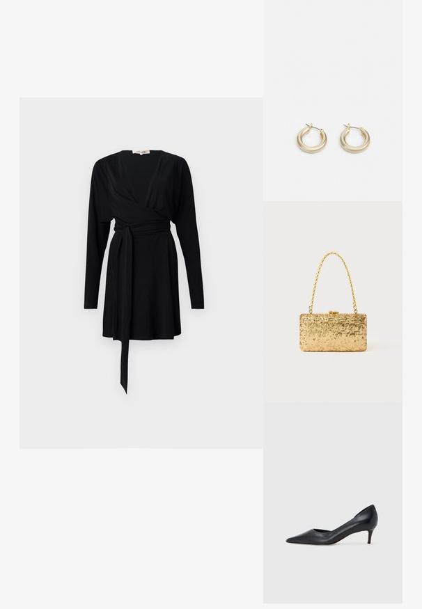 Juoda suknelė-apykaklė su ilgomis rankovėmis, V formos iškirpte, diržo tvirtinimu juosmens srityje, glotnia medžiaga ir plazdančiu sijonu.; Juodi odiniai aukštakulniai su smailiu priekeliu ir žemu kulnu. Turi lygią tekstūrą ir subtilų blizgesį. Priekyje yra atvira anga, suteikianti papildomo detalių.; Auksinė blizgučių rankinė, stačiakampio formos, su susuktos grandinėlės rankena ir metaliniu užsegimu, atspindinti šviesą su tekstūruotu paviršiumi.; Lauren Ralph Lauren BASIC SMALL HOOP - Auskarai - gold-coloured