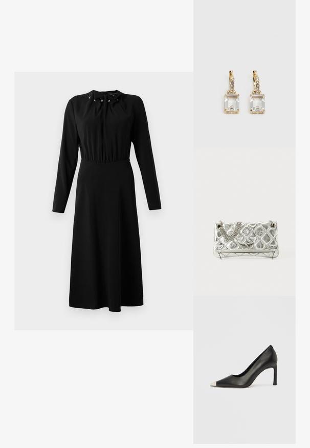Crna haljina dugih rukava s naboranim izrezom, središnjim gumbima i lepršavom suknjom. Izrađena od glatkog materijala, do koljena.; Crna kožna cipela s visokim potpeticama, špicastim vrhom i metalnim srebrnim vrhom. Ima glatku završnu obradu i tanku petu visine 10 cm.; Srebrna metalik torba s lancem za nošenje, kviltana tekstura, dekorativni šavovi i zatvaranje na patentni zatvarač. Sadrži reljefne naglaske na prednjoj strani.; Zlatne naušnice s pravokutnim, prozirnim kristalom koji visi ispod niza malih, okruglih prozirnih akcenata. Elegantni, moderni dizajn.