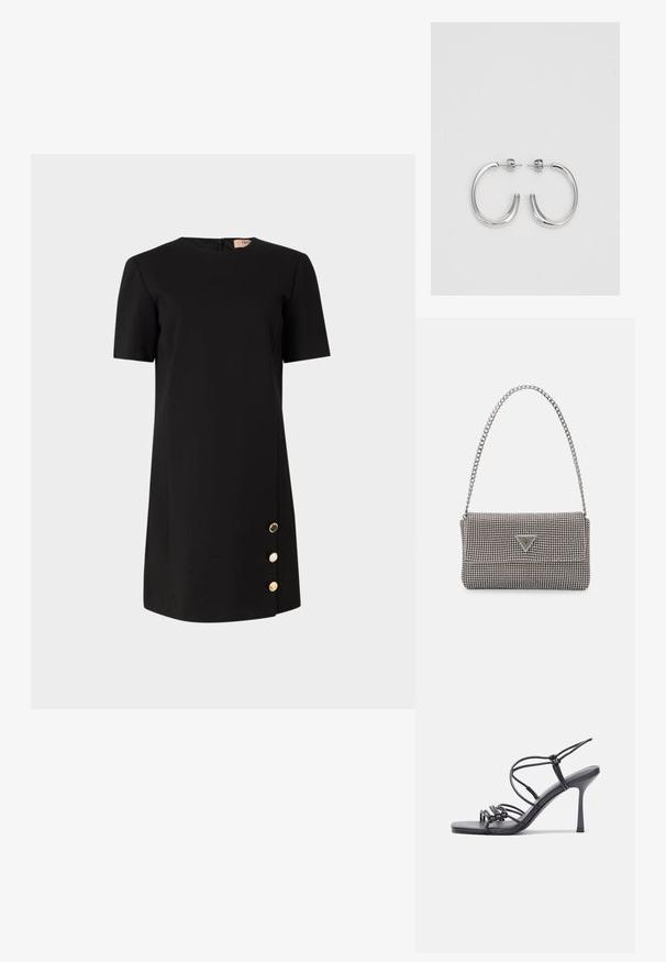 Svart kortärmad klänning i ett mjukt tyg, med rund halsringning och dekorativa guldbuttons på vänster sida.; Svarta högklackade sandaler har tunna remmar med en knuten design, en slät fyrkantig tå och en smal stilettklack.; Ljusgrå metallisk handväska med kedjestropp, prydd med små cirkulära metallnitar och en triangulär logotyp.; Silverfärgade hängande örhängen med en slät, blänkande yta. Rundad form, lätt design, med ett stift- och bakstängning.