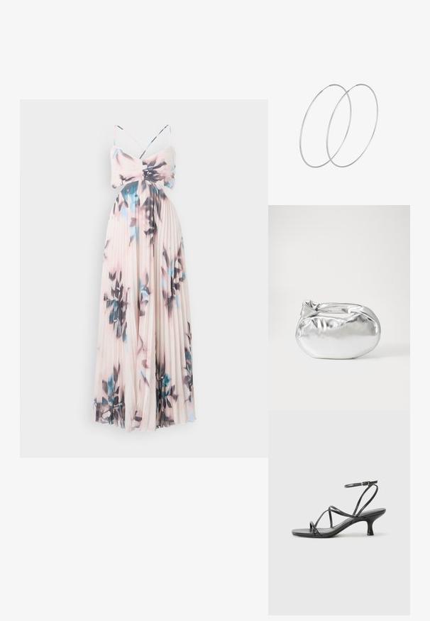 Plissé maxi-jurk in zachtroze met een blauw-zwarte bloemenprint. Heeft dunne bandjes en een aansluitend lijfje dat overgaat in een vloeiende rok.; Zwarte hoge hakken sandalen met dunne banden, open teen ontwerp en een kleine, uitlopende hak. Het materiaal lijkt glad en glanzend.; Zilveren metalen pouch bag met een zachte, afgeronde vorm en een geknoopte sluiting aan de bovenkant. Gemaakt van soepel faux leren materiaal.; Zilveren hoepel oorbellen met een minimalistisch ontwerp. Cirkelvormig, gladde textuur en dun profiel. Lichtgewicht met een gepolijste afwerking.