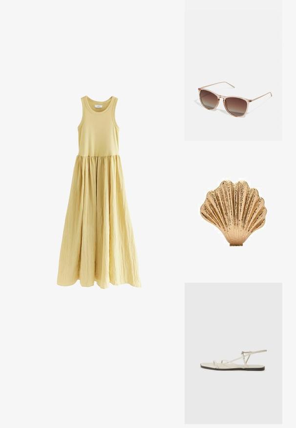 Mouwloze maxi-jurk in zachtgeel. Aansluitend bovenstuk met een A-lijn, geplooide rok. Gladde stoftextuur met een gedefinieerde taille.; Beige platte sandaal met meerdere slanke bandjes en een verstelbare gesp. De zool is plat met een lichte donkere contrastering aan de rand.; Bruine gradient zonnebril met een doorzichtig roze montuur, vierkante vorm en dunne metalen armen. Heeft afgeronde hoeken en minimale details.; Goudkleurig schelpevormig decoratief stuk met een gematteerd oppervlak en een geribbelde design, voorzien van een vlakke basis voor stabiliteit.