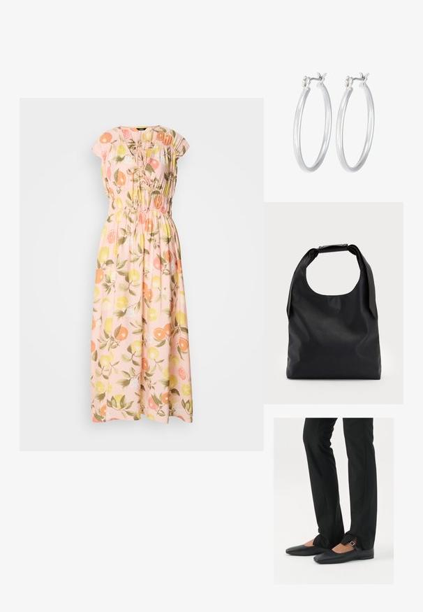 Maksi haljina od svijetlopinkastog materijala s cvjetnim uzorkom koji prikazuje naranče i limune. Volanasti dekolte, kratki rukavi i elastičan pojas.; Crne kožne balerinke s uskim vrhom, trakica sa srebrnom kopčom, u kombinaciji s crnim krojenim hlačama s otvorenim rubom.; Crna kožna hobo torba s jednim mekanim, zaobljenim ručkom; karakterizira je glatka tekstura i minimalistički dizajn. Nema vidljivih hardverskih detalja ili akcenata.; Srebrne kružne naušnice s glatkom, poliranom površinom. Okrugli oblik i sigurno kopčanje na klik. Lagani dizajn pogodan za svakodnevno nošenje.