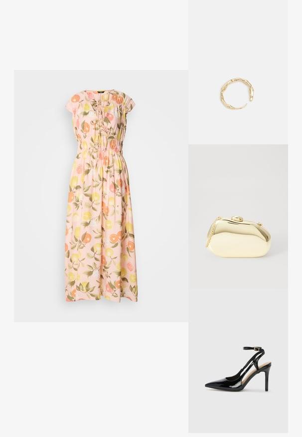 Maxi šaty z jemne ružovej látky s kvetinovým vzorom, ktorý obsahuje pomaranče a citróny. Volánový výstrih, krátke rukávy a elastický pás.; Čierne lakované kožené sandále na vysokom podpätku s špicatou špičkou, nastaviteľným remienkom na členku a otvorenými bokmi. Hladká textúra.; Kovová zlatá kabelka s hladkým, zaobleným tvarom, ktorá má horné zapínanie na gombík a malý reťazový popruh na nosenie.; Prsteň v zlatej farbe s organickým, skrúteným dizajnom, hladkým povrchom a zužujúcimi sa koncami, vytvárajúci moderný, sochársky vzhľad.