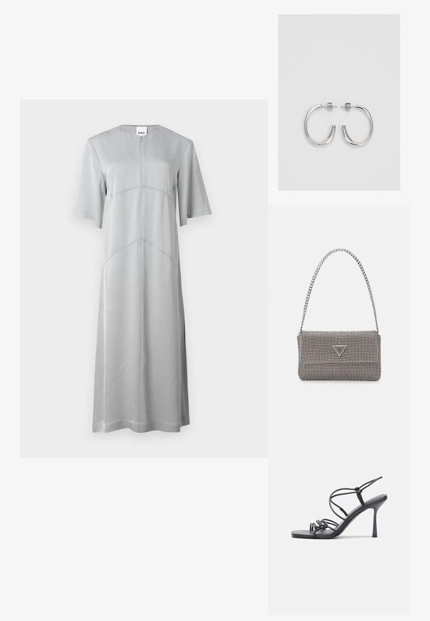 Hellgraues Midi-Kleid aus glattem Stoff, mit kurzen Ärmeln, Rundhalsausschnitt und diagonalen Nahtdetails für einen strukturierten Look.; Schwarze, hochhackige Sandalen mit dünnen Riemen und einem geknoteten Design, einer glatten, rechteckigen Zehenpartie und einem eleganten Stiletto-Absatz.; Hellegraue metallische Handtasche mit einer Kettenriemen, verziert mit kleinen kreisförmigen metallic Nieten und einem dreieckigen Markenlogo.; Silberne Creolen mit einer glatten, glänzenden Oberfläche. Abgerundete Form, leichtes Design, mit einer Steckverschluss.