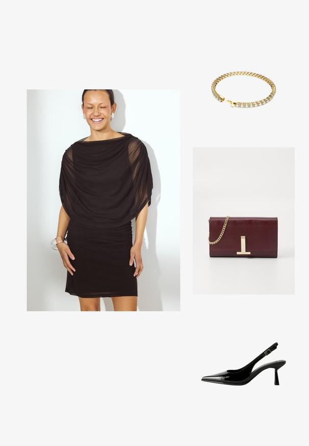 Črna obleka z drapirano, prosojno tkanino in nagubanimi detajli. Kratka dolžina, oprijet silhueta. Manekenka nosi prozoren zapestni nakit.; Črne lakirane slingback čevlje s koničastim nosom, izrezanimi stranicami, nastavljivim gležnjarjem in tankim, elegantnim peto.; Burgundska teksturirana sintetična usnja torbica s zlatim verižnim trakcem in kovinskim zapiralom. Pravilna oblika, gladka površina, minimalne podrobnosti.; Zlato obarvan zapestnica z fleksibilno zasnovo, ki vsebuje več prozornih kubičnih cirkonijevih kamnov v povezanem vzoru, zaključena z zaponko.