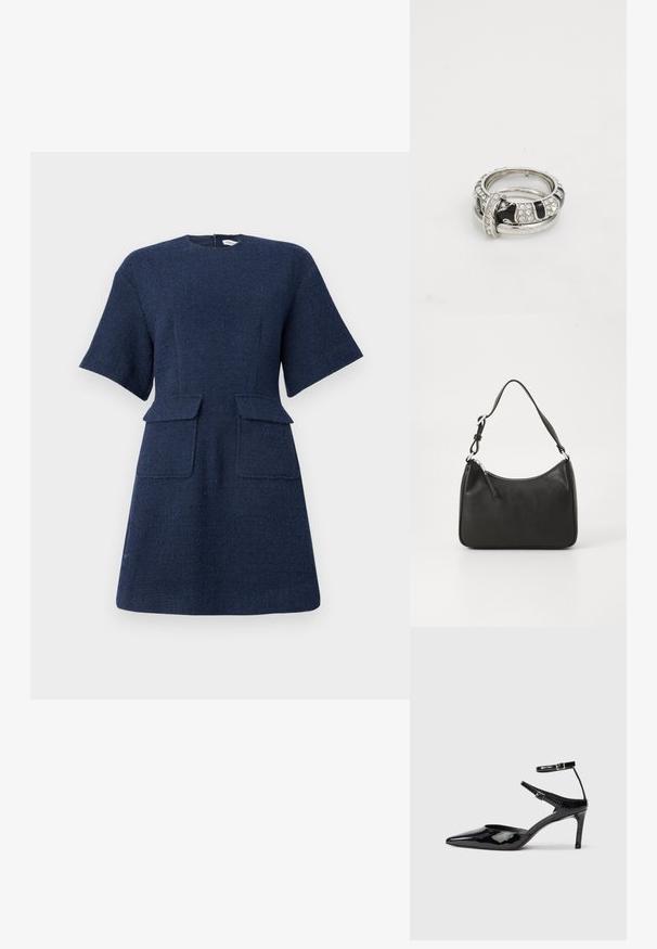 Vestido azul-marinho de manga curta em tecido texturizado com corte direito, apresentando dois bolsos frontais aplicados e um fecho de correr nas costas.; Sapatos de salto alto em pele sintética preta, com bico fino, tiras ajustáveis ao tornozelo e um salto esguio. Textura suave com um acabamento brilhante.; Mala de mão em couro preto com formato curvo, uma alça, fecho em zip e uma marcação discreta na frente. Textura suave, design minimalista.; Anel de prata com acentos pretos e strass transparentes, com uma superfície lisa e texturada e elementos de design entrelaçados.