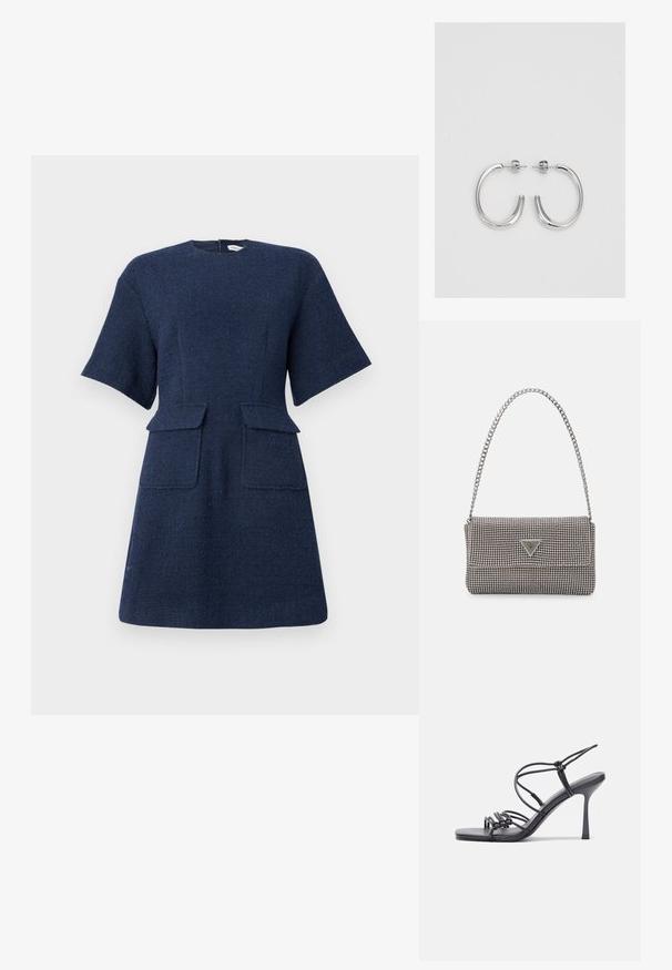 Mornarska kratek rokav obleka iz teksturirane tkanine s ravnim krojem, ki ima dve sprednji žepni obroči in zadrgo na hrbtni strani.; Črne visoke sandale na peto imajo tanke naramnice z vozlom, gladek kvadratni toe in eleganten stiletto peto.; Svetlo siva kovinska torbica z verižnim ročajem, okrašena z majhnimi okroglimi kovinskimi bleščicami in trikotnim logotipom blagovne znamke.; Srebrne obročaste uhane z gladko, sijočo površino. Zaobljena oblika, lahka zasnova, z zapiranjem na zatič.