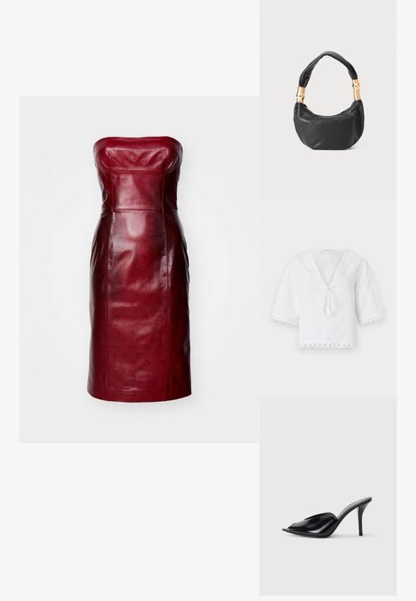 Červené koženkové šaty bez ramínek s přiléhavým střihem, hladkou texturou a jemnými vzorovanými akcenty. Po kolena s rovně střiženým lemem.; Bílá bavlněná blůza s výstřihem ve tvaru V, zavazováním v přední části a vlnitým krajkovým lemem na rukávech a dolním okraji. Krátké nabírané rukávy.; Černé kožené vysoké muly s otevřenou špičkou, špičatým designem, hladkým povrchem a štíhlým jehlovým podpatkem.; Černá kožená kabelka s kulatým tvarem, měkkou texturou a uzlovou rukojetí se zlatými kovovými detaily. Zapínání na zip.