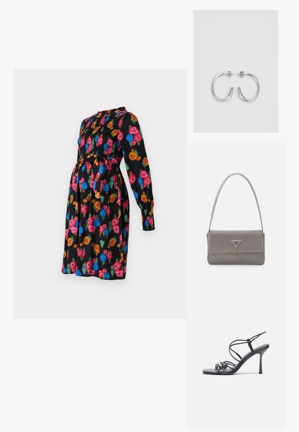 Melna ziedu grūtniecības kleita ar garām piedurknēm. Iezīmē krāsainus rozā, zilus un zaļus ziedu rakstus. Stiprināta vīle un josta apvidū.; Melnas augstpapēžu sandales ar plāniem siksniņām un mezgla dizainu, gluda kvadrātveida purngalu un elegantu stiletto papēdi.; Gaiši pelēka metāla rokassoma ar ķēdes siksnu, rotāta ar mazām apaļām metāla kniedēm un trīsstūra zīmola logo.; Sudraba stīpas auskari ar gludu, spīdīgu virsmu, izceļas ar izliektaveida formu un aizdari ar tapu. Minimālistisks dizains ar mūsdienīgu apdari.