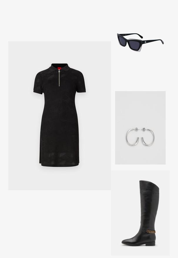 Czarna sukienka polo ma krótkie rękawy, zamknięcie na zamek przy kołnierzy oraz teksturalny, geometryczny wzór w całej strukturze, wykonana z gładkiego materiału.; Wysokie czarne skórzane botki o eleganckim designie, ze spiczastym noskiem i złotym łańcuszkiem na kostce. Niski blokowy obcas. Gładka tekstura.; Czarne, oversize okulary przeciwsłoneczne o geometrycznym kształcie, z ciemnymi soczewkami i kontrastującym szarym detalem na oprawie. Logo na ramieniu.; Srebrne kolczyki na biglu o gładkim, błyszczącym wykończeniu. O zaokrąglonym kształcie, lekkim designie, z zamknięciem na zatrzask.