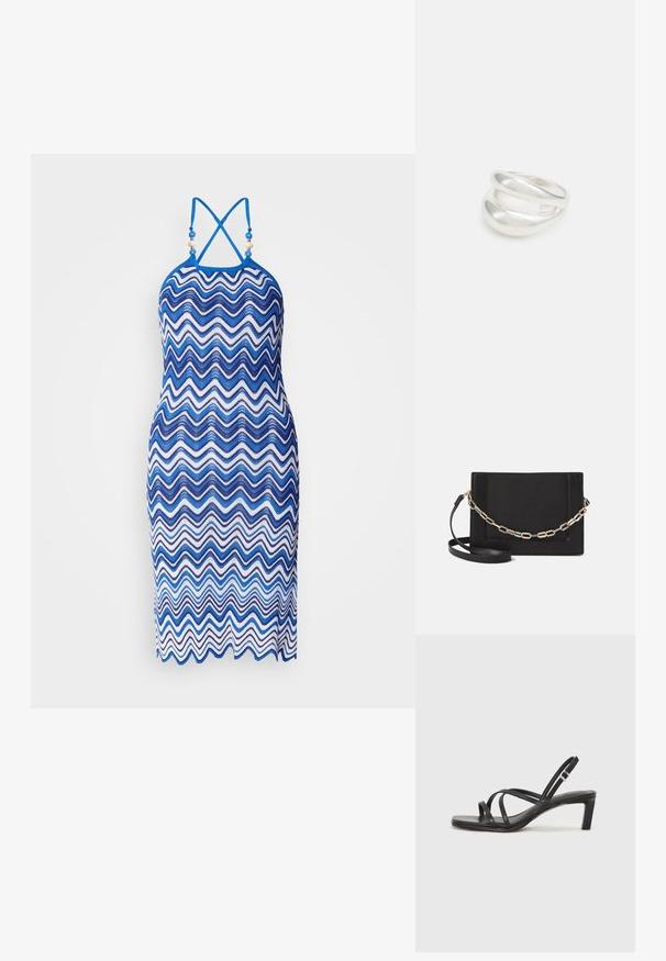 Strickkleid mit Zickzackmuster in verschiedenen Blau- und Weißtönen, mit Halsband und gekreuzten Trägern am Rücken.; Schwarze Sandale mit Riemchen, quadratischer Zehenform und niedrigem Blockabsatz. Verfügt über mehrere dünne Riemen und einen verstellbaren Knöchelriemen. Hergestellt aus glattem Leder.; Schwarze Leder-Crossbody-Tasche mit glatter Textur, rechteckiger Form und metallic-kettendetail auf der Vorderseite. Verstellbarer Gurt inklusive.; Silberner Doppelring mit einer glatten, polierten Oberfläche. Verfügt über ein fließendes, kurviges Design mit überlappenden Abschnitten für einen modernen Look.