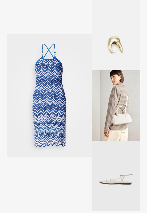 Abito in maglia con un motivo a zigzag in diverse sfumature di blu e bianco, con colletto halter e spalline incrociate sul retro.; Sandal in beige piatta con multiple cinghie sottili e una fibbia regolabile. La suola è piatta con un leggero contrasto scuro lungo il bordo.; Borsa a mano bianca strutturata con manici corti e tracolla, dotata di dettagli in metallo dorato e materiale testurizzato, esposta su uno sfondo grigio.; Orecchino in metallo color oro con un design elegante e curvo. Presenta una forma appuntita distintiva, superficie lucida e chiusura a cerniera.