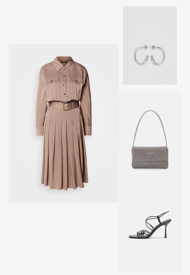 Abito camicia a maniche lunghe in morbido tessuto beige, con due tasche sul petto, chiusura con bottoni, gonna a pieghe e una cintura coordinata con accessori dorati.; Sandali neri con tacco alto presentano sottili cinturini con design annodato, una punta quadrata liscia e un elegante tacco a spillo.; Borsa a mano metallica grigia chiara con tracolla a catena, impreziosita da piccoli chiodi metallici circolari e da un logo triangolare del marchio.; Orecchini a cerchio in argento con una finitura liscia e lucente. Forma arrotondata, design leggero, con chiusura a perno.