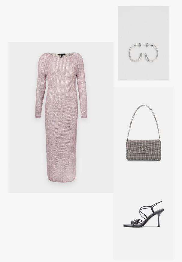 Vestido de mangas longas, até ao chão, em rosa claro, em malha texturada com um tear solto e um brilho subtil, apresentando um decote barco largo.; As sandálias de salto alto pretas apresentam tiras finas com um design em nó, uma biqueira quadrada lisa e um elegante salto agulha.; Bolsa metálica cinza claro com uma alça de corrente, adornada com pequenos rebites metálicos circulares e um logótipo triangular da marca.; Brincos de argola prateados com um acabamento suave e brilhante. Forma arredondada, design leve, com fecho de pino.
