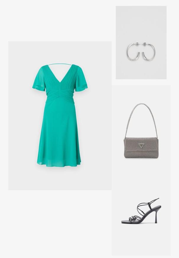 Egy türkiz színű ruha V-kivágással, rövid fodros ujjakkal és fitted bodice-zsal, amely átlátszó redőkkel van díszítve, folytatódik egy térd felett végződő szoknyába.; Fekete magas sarkú szandálok vékony pántokkal, csomózott mintával, sima négyzetes orral és karcsú stiletto sarkal rendelkeznek.; Világosszürke fémes kézitáska lánc pánttal, kis kör alakú fém kifinomult díszítéssel és háromszög alakú márkagéppel.; Ezüst karika fülbevalók sima, fényes felülettel, ívelt formával és postazáras zárral. Minimalista, modern kivitel.