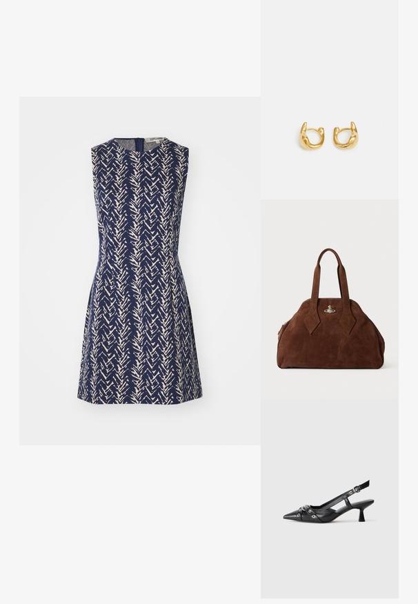 Sukienka bez rękawów w granatowym materiale z kremowym wzorem w zygzaki, z okrągłym dekoltem i zamkiem błyskawicznym z tyłu. Sylwetka w kształcie litery A.; Czarne skórzane buty typu slingback z ostrym noskiem, ozdobnymi paskami z metalowymi oczkami oraz niskim klinowym obcasem. Teksturowana powierzchnia.; Brązowa torebka z zamszu o usztywnionym kształcie, zaokrąglonym korpusie i wydłużonych uchwytach w kształcie diamentu. Charakteryzuje się srebrnym zamknięciem.; Złote kolczyki w kształcie hoop charakteryzujące się gładkim, zaokrąglonym wzornictwem z połyskliwym wykończeniem. Kolczyki mają kompaktowy, masywny kształt oraz bezszwowy zamek.