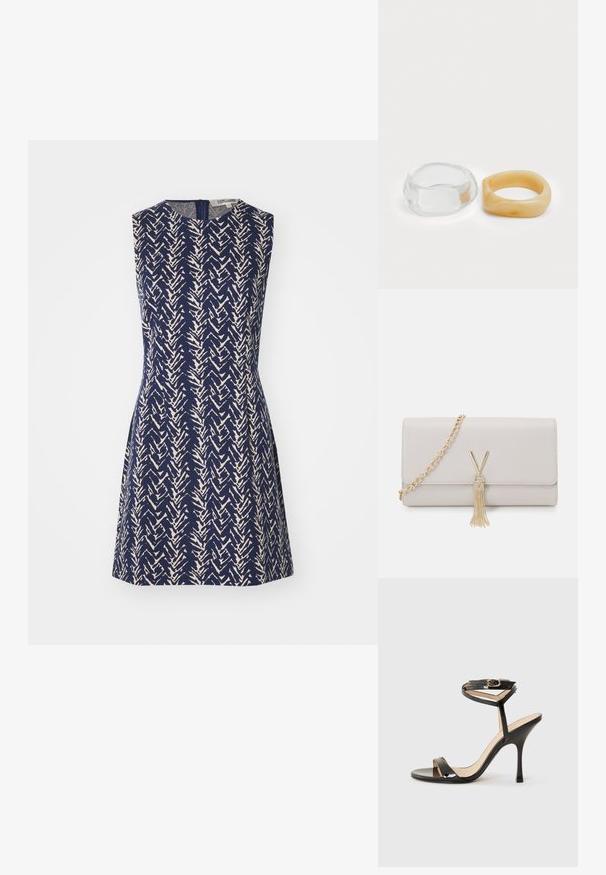 Ärmelloses Kleid aus marineblauem Stoff mit einem cremefarbenen Zickzackmuster, runder Ausschnitt und einem Reißverschluss auf der Rückseite. A-Linie Silhouette.; Schwarze Lackleder-Sandaletten mit hohen Absätzen, dünnem Knöchelriemen und Schnalle, offener Zehenpartie und schlankem Stiletto-Absatz auf weißem Hintergrund.; Hellgraue Kunstlederhandtasche mit goldener Kettenriemen, die über einen V-förmigen Verschluss und eine Quaste verfügt. Glatte Textur, rechteckige Form.; Klare und bernsteinfarbene Harzringe, einer glatt und transparent, der andere mit einer strukturierten, bernsteinfarbenen Oberfläche. Beide haben ein abgerundetes, massives Design.