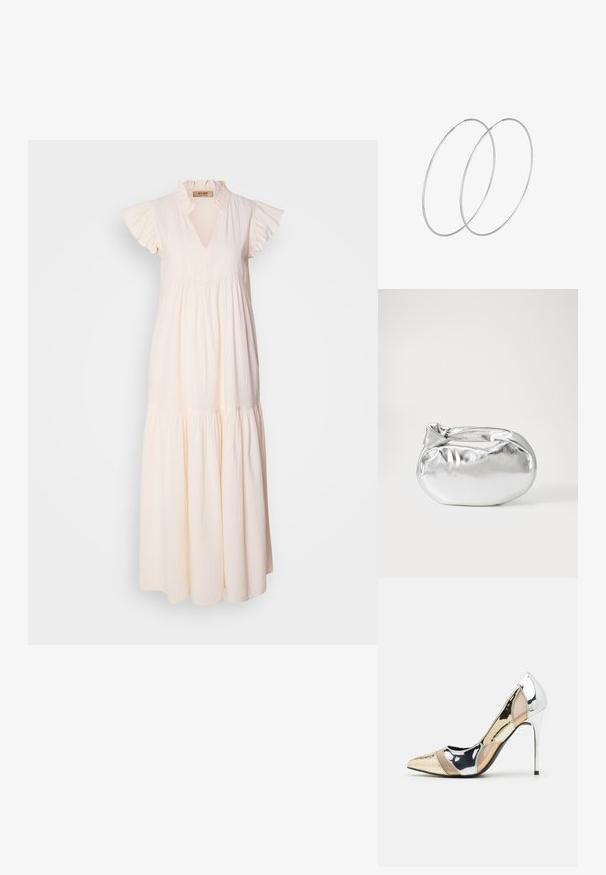 Maxi-jurk van lichtbeige katoen, met een gerimpelde kraag en korte mouwen, met een gelaagd rokdesign en gestructureerde stof.; Puntige hoge hak schoenen met een zilver, goud en nude kleurenschema. Glanzende afwerking met uitsnijdingen en een stiletto hak.; Zilveren metalen pouch bag met een zachte, afgeronde vorm en een geknoopte sluiting aan de bovenkant. Gemaakt van soepel faux leren materiaal.; Zilveren hoepel oorbellen met een minimalistisch ontwerp. Cirkelvormig, gladde textuur en dun profiel. Lichtgewicht met een gepolijste afwerking.