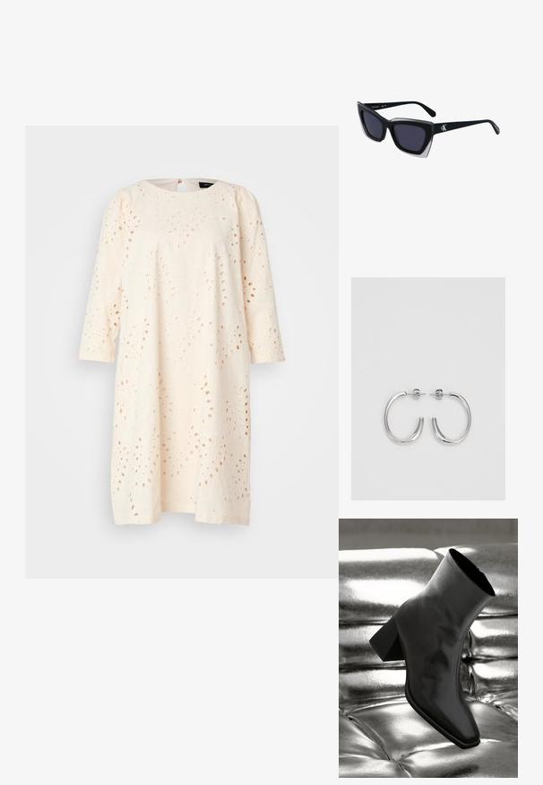 Bruuns Bazaar ARGYREIABBLUZIE DRESS - Vapaa-ajan mekko - white cream; Musta nilkkuri, joka on valmistettu kiiltävästä materiaalista, jossa on neliömäinen kärki ja kapeahko kanta, asetettuna kiiltävän hopean tuftatun taustan eteen.; Mustat ylisuuret aurinkolasit, joissa on geometrinen muoto, tummat linssit ja kehykseen erottuva harmaa yksityiskohta. Logo varressa.; Hopehopeet hopehopeet hopehopeet hopehopeet, jolla on sileä, kiiltävä pinta. Pyöreä muoto, kevyt rakenne, jossa on neulakiinnitys.