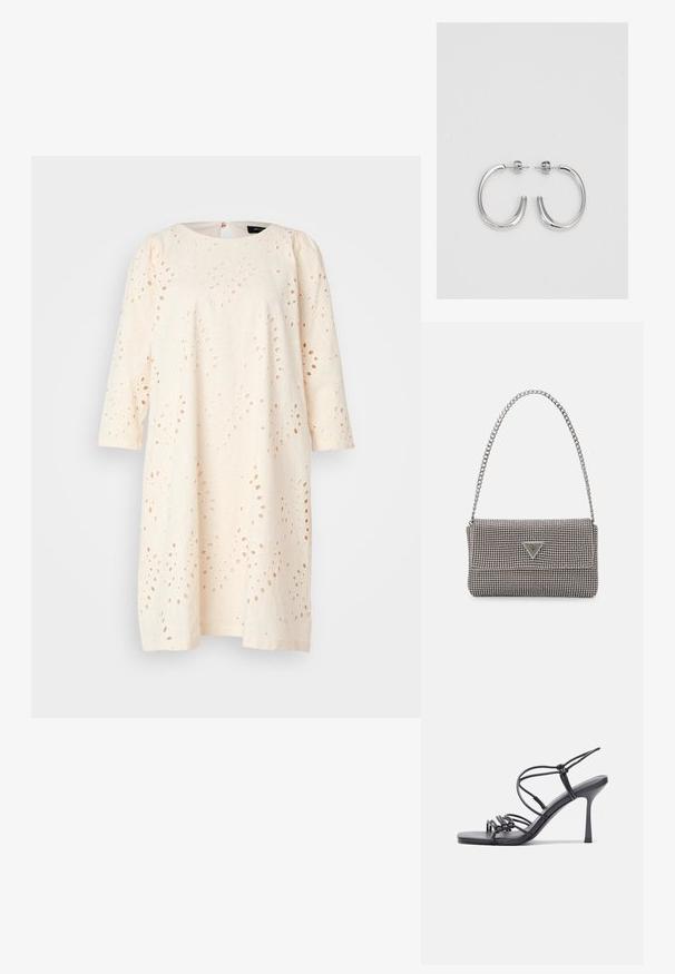 Bruuns Bazaar ARGYREIABBLUZIE DRESS - Kasdienė suknelė - white cream; Juodos aukštakulnės sandalai pasižymi plonyčiais dirželiais su mazgo dizainu, lygiu kvadratiniu pirštu ir elegantišku stiletto kulnu.; Šviesiai pilka metalinė rankinė su grandinėlės dirželiu, papuošta mažais apvaliais metaliniais smeigėmis ir trikampiu prekės ženklu.; Sidabriniai lankelio formos auskarai su lygiu, blizgiu paviršiumi, išlenktos formos ir su užsegimu. Minimalistinio dizaino su moderniu apdaila.