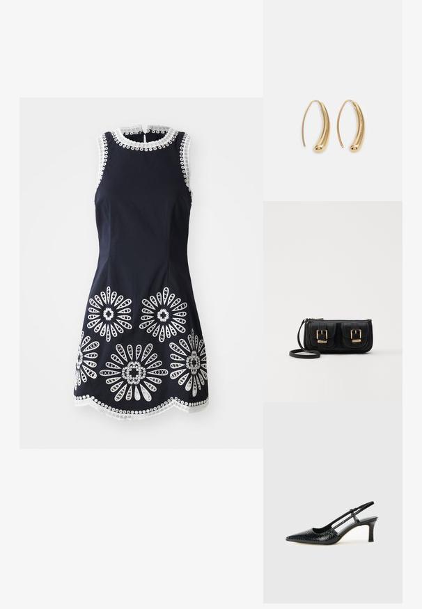 Námořnické modré bezrukávové šaty s bílou květinovou krajkovou aplikací, s vlnitým lemem, kulatým výstřihem a knoflíkovým zapínáním na zadní straně.; Černé lakované slingback podpatky s špičatou špičkou, zdobené texturovaným hadím vzorem, nastavovacím páskem a krátkým texturovaným blokovým podpatkem.; Černá kožená crossbody taška se dvěma předními kapsami, zlatými přezkami, zipovým uzávěrem a štíhlým popruhem. Texturovaný povrch a kompaktní obdélníkový tvar.; Náušnice ve tvaru kruhu z pozlaceného kovu s vroubkovaným, prodlouženým tvarem. Mají hladký, lesklý povrch a zaoblený konec pro zvýraznění detailu.