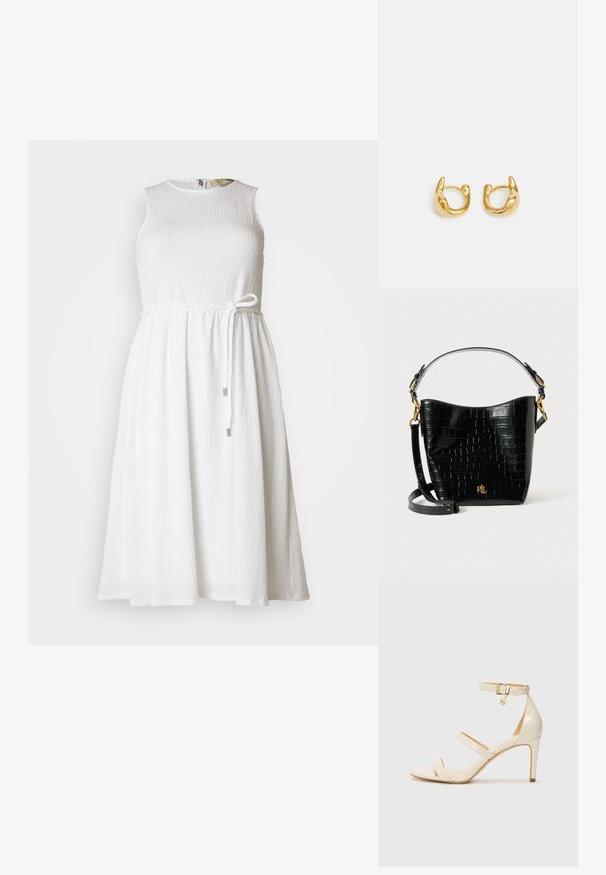 Bela brezrokavna obleka z teksturirano tkanino, gladkim okroglim izrezom in nastavljivim pasom z vezavico ter kovinskimi detajli.; Bež čevlji na visoki peti s tankim trakcem okrog gležnja in dvema zgornjima trakoma. Sijajna lakirana površina in zlat detajl na trakcu okrog gležnja.; Črna torbica iz usnja z embosiranim krokodiljim vzorcem, ukrivljene oblike, z zlatimi akcenti, nastavljivim trakom in podrobnostjo logotipa spredaj.; Zlate uhane v obliki obroča z gladkim, zaobljenim dizajnom in sijajno obdelavo. Uhane odlikuje kompaktna, debela oblika in brezšivna sponka.