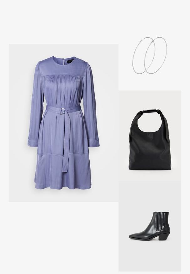 Abito lavanda realizzato in tessuto liscio, con maniche lunghe, vita cintrata da una cintura con un anello metallico e dettagli arricciati sul corpino.; Stivaletto in pelle nera con punta affusolata, pannelli laterali elasticizzati con scanalature verticali e tacco basso a blocco. Texture liscia e design elegante.; Borsa hobo in pelle nera con un manico unico, morbido e arrotondato; presenta una texture liscia e un design minimalista. Nessun hardware o accenti visibili.; Orecchini a cerchio in argento con un design minimalista. Forma circolare, superficie liscia e profilo sottile. Leggeri con una finitura lucida.