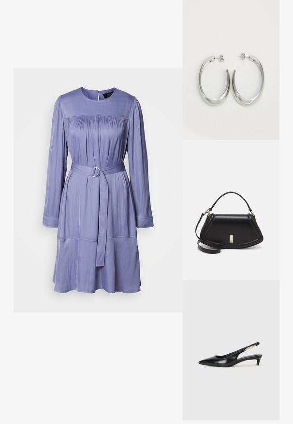 Lavendelkjole laget av glatt stoff, med lange ermer, beltestropp med en metallring i midjen, og rynkedetaljer på bysten.; Sorte lærreim hæler med spiss tå, som har en slank hæl og en gullfarget detalj på den justerbare stroppen. Glatt tekstur.; Sort lærveske med en strukturert design, som har en avkortet form, topphåndtak og detaljer i gull. Justerbar skulderstropp inkludert.; Sølvøreringer med en jevn, buet design. Har en blank metallisk finish og en studlås. Ingen synlige mønstre eller aksenter.