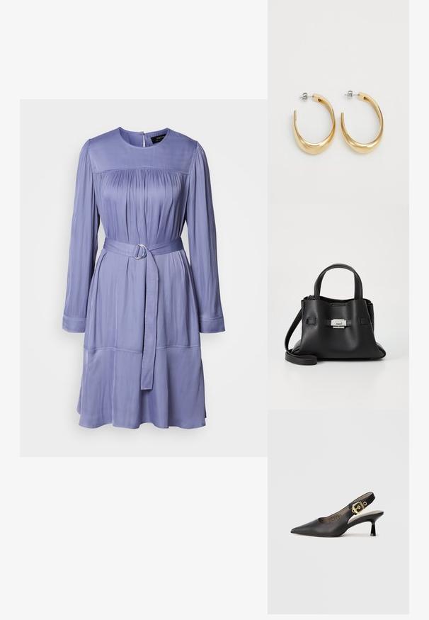 Levanduľové šaty vyrobené z hladkej tkaniny, s dlhými rukávmi, opaskom s kovovým krúžkom a nariasením na živôtiku.; Čierne lodičky na podpätku so špicatou špičkou, hladkým koženým povrchom a zlatým prackovým zdobením na remienku.; Čierna kožená kabelka s textúrovaným povrchom, ktorá má dve vrchné rukoväte, odnímateľný popruh cez rameno a strieborný uzáver.; Zlaté kruhové náušnice s hladkým, zakriveným dizajnom. Vyrobené z kovu, s elegantným povrchom a uzáverom na zadnej strane.