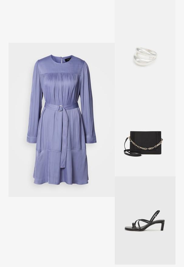 Robe lavande en tissu lisse, avec des manches longues, une taille ceinturée avec un anneau métallique et des détails froncés au niveau du buste.; Sandale noire à lanières avec un bout carré et un petit talon bloc. Elle présente plusieurs fines lanières et une sangle de cheville ajustable. Fabriquée en cuir lisse.; Sac bandoulière en cuir noir avec une texture lisse, de forme rectangulaire et un détail en chaîne métallique à l'avant. Sangle réglable incluse.; Bague en argent à double bande avec une surface lisse et polie. Présente un design fluide et courbé avec des sections qui se chevauchent pour un look moderne.