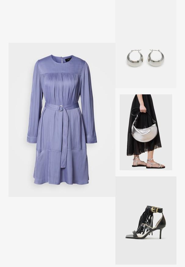 Abito lavanda realizzato in tessuto liscio, con maniche lunghe, vita cintrata da una cintura con un anello metallico e dettagli arricciati sul corpino.; Sandal con tacco alto nero con dettagli frangiati, cinturino alla caviglia con hardware dorato, punta quadrata piatta e due cinture incrociate sulla tomaia.; Borsa in pelle argentata metallizzata con forma curva a mezza luna e tracolla nera. Indossata con una gonna nera, trasparente e fluida, e sandali argentati.; Orecchini a cerchio in metallo argentato con una superficie liscia e lucida e un design strutturato e arrotondato. Presentano una chiusura a cerniera per un indosso sicuro.