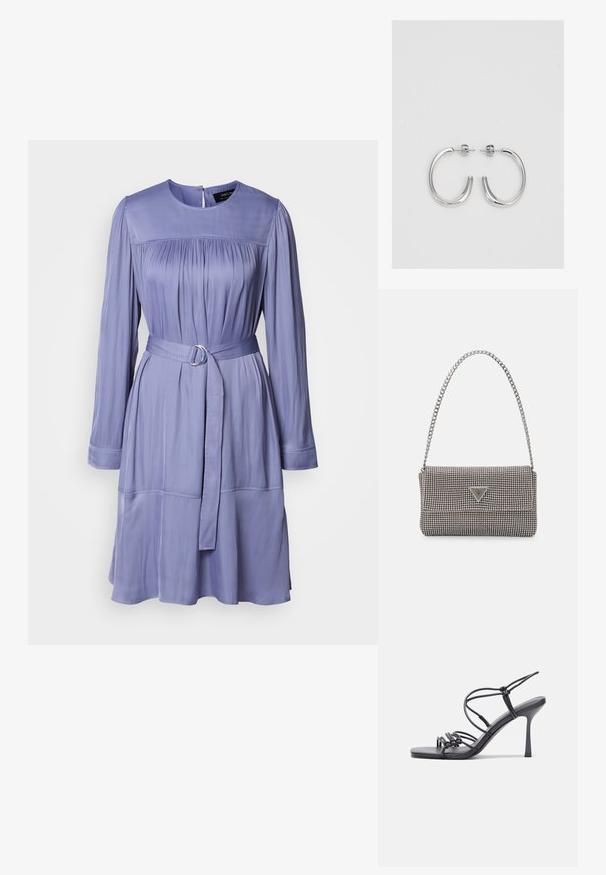 Lavendelfarbenes Kleid aus glattem Stoff, mit langen Ärmeln, einer taillierten Taille mit einem metallischen Ring und Raffung im Oberteil.; Schwarze, hochhackige Sandalen mit dünnen Riemen und einem geknoteten Design, einer glatten, rechteckigen Zehenpartie und einem eleganten Stiletto-Absatz.; Hellegraue metallische Handtasche mit einer Kettenriemen, verziert mit kleinen kreisförmigen metallic Nieten und einem dreieckigen Markenlogo.; Silberne Creolen mit einer glatten, glänzenden Oberfläche. Abgerundete Form, leichtes Design, mit einer Steckverschluss.