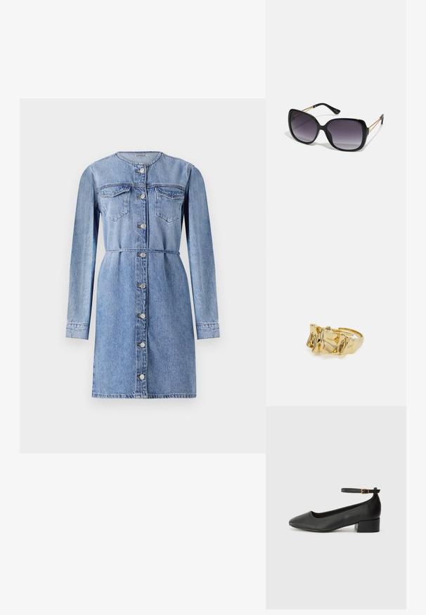 Dunkelblaues Jeanskleid mit langen Ärmeln, hellblauer Farbe, Knopfleiste, zwei Brusttaschen, tailliertem Schnitt und knielangem A-Linien-Silhouette.; Schwarze Lederpumps mit spitzem Zehenbereich und niedrigem Blockabsatz. Mit einem Knöchelriemen und einer goldfarbenen Schnalle. Glatte Textur.; Schwarze übergroße Sonnenbrille mit getönten Gläsern, dicken Rahmen und goldfarbener Kettendetaillierung an den Bügeln.; Goldring mit strukturiertem, wellenförmigem Design, das drei markante Spitzen aufweist. Glatte, glänzende Oberfläche mit einem offenen Band für einen verstellbaren Sitz.